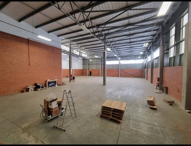 1,069M² WAREHOUSE TO LET IN LONGLAKE